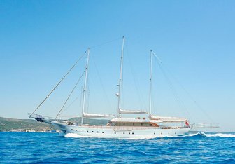 Bella Mare Yacht Charter in Santorini