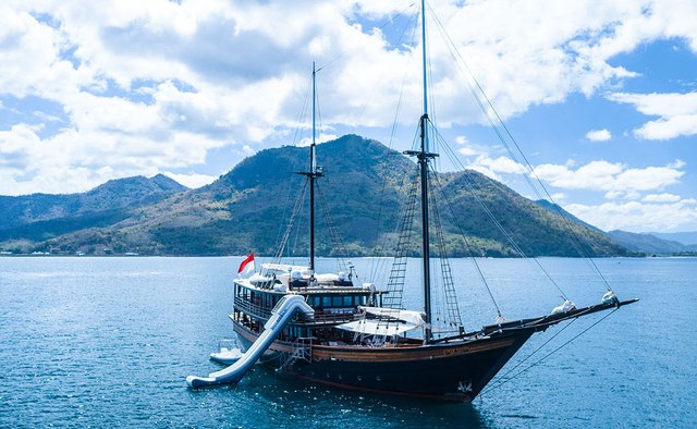 Dunia Baru Yacht Charter in Komodo