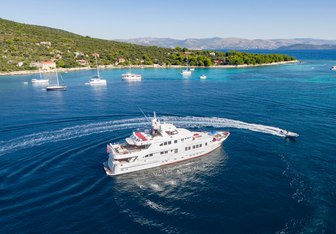 Metsuyan IV Yacht Charter in Santorini