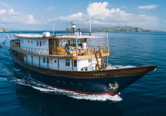 Rascal Yacht Charter in Komodo